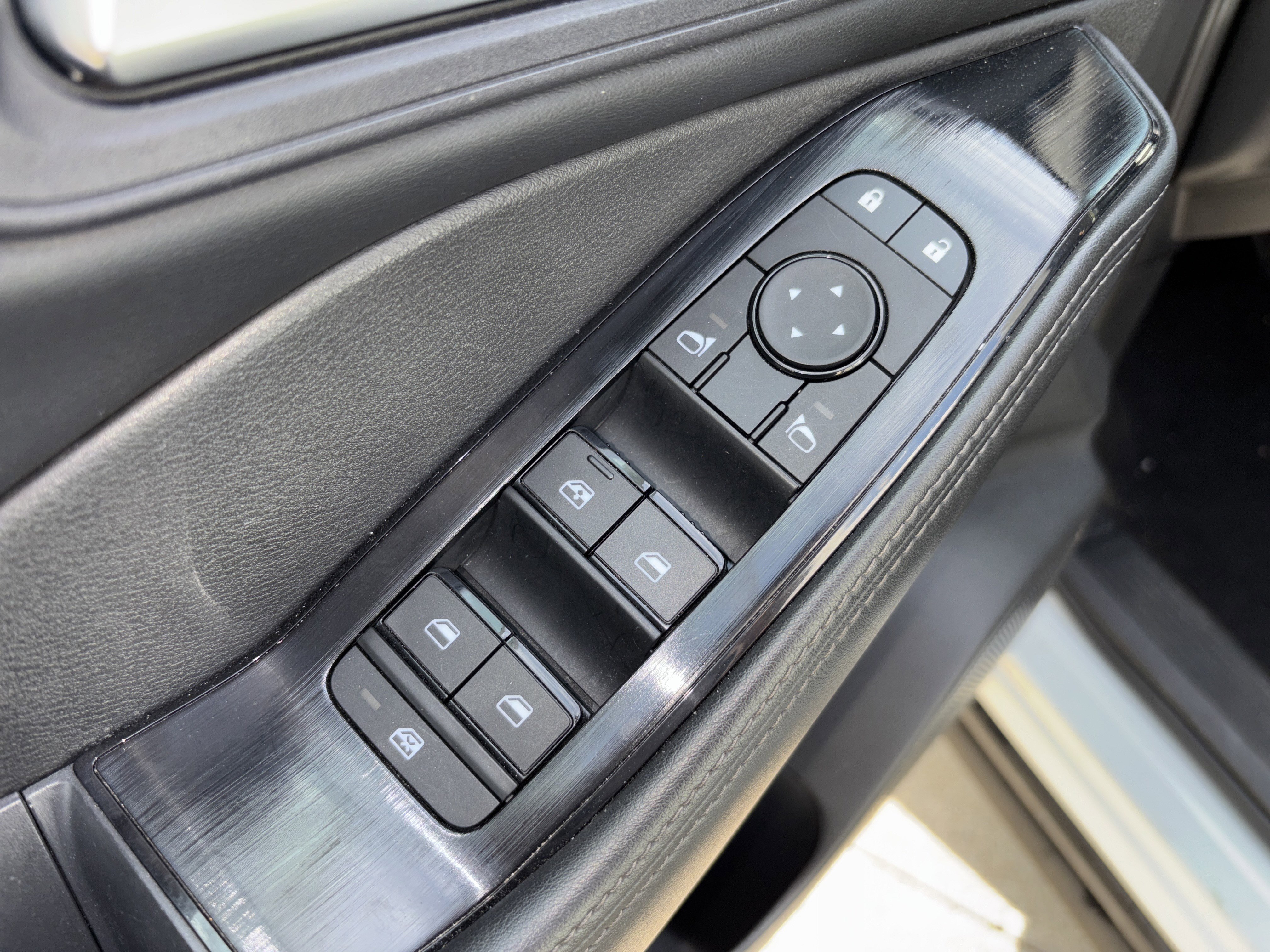Used 2024 Nissan Rogue SV AWD/4WD image 14