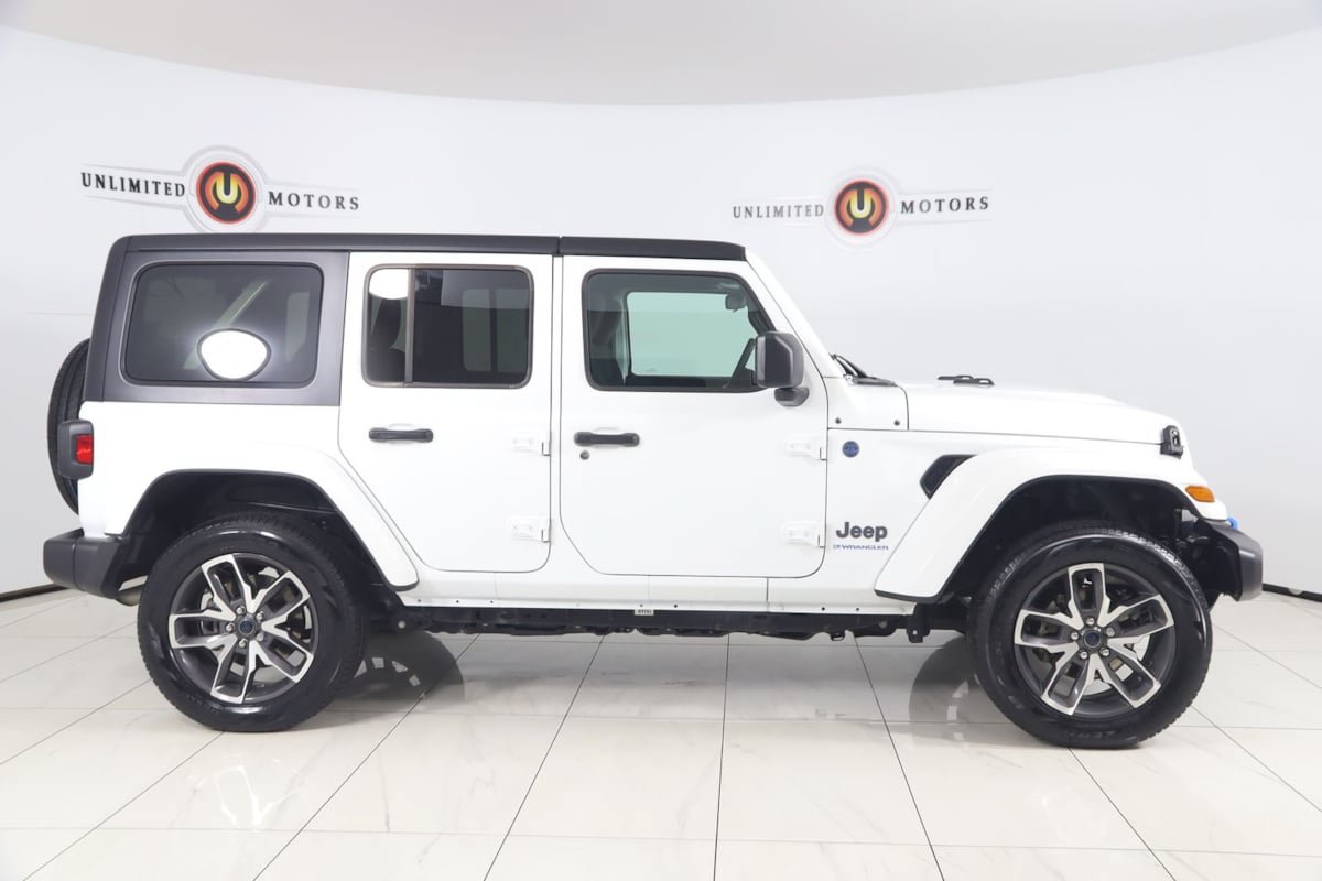 Used 2024 Jeep Wrangler Unlimited w/ Convenience Group AWD/4WD image 2