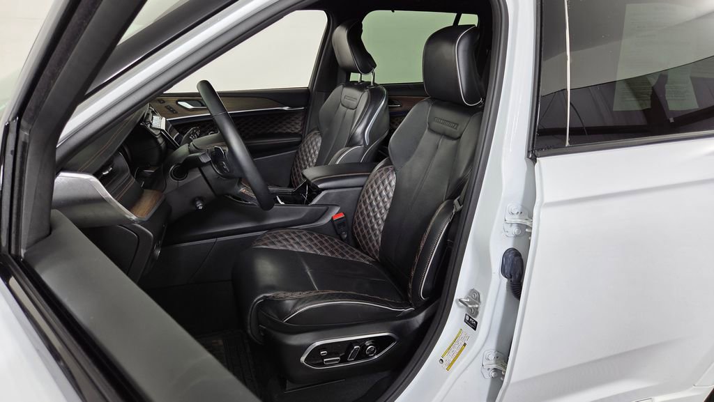 Used 2022 Jeep Grand Cherokee Summit w/ Luxury Tech Group V image 15