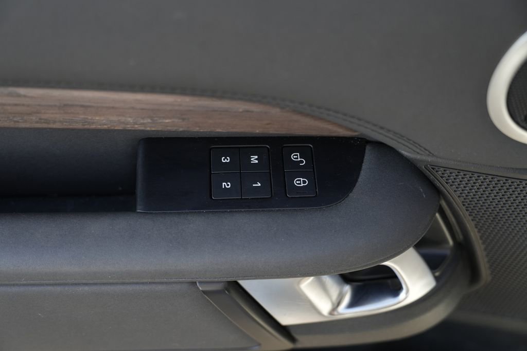 Used 2019 Land Rover Discovery HSE AWD/4WD image 24