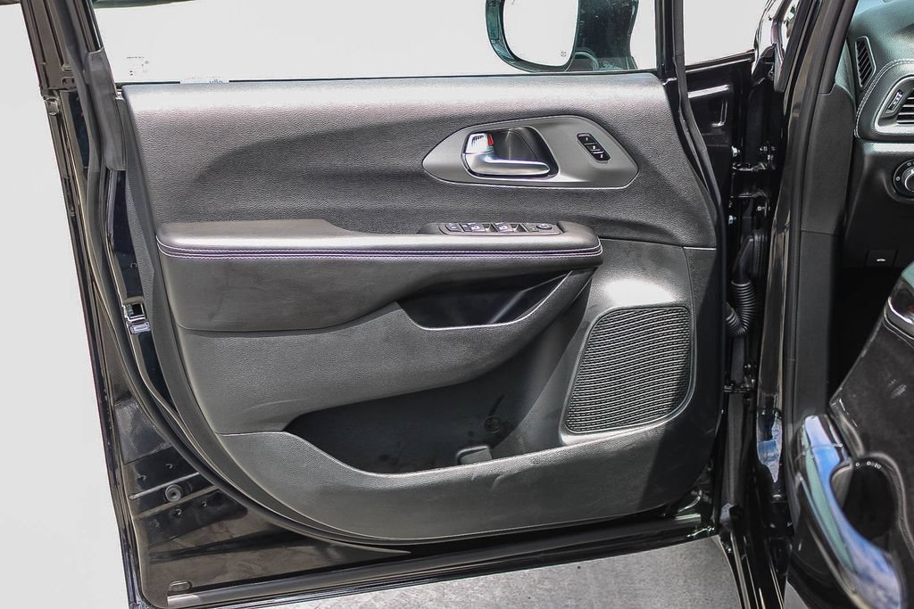 New 2027 Chrysler Pacifica Select FWD image 23