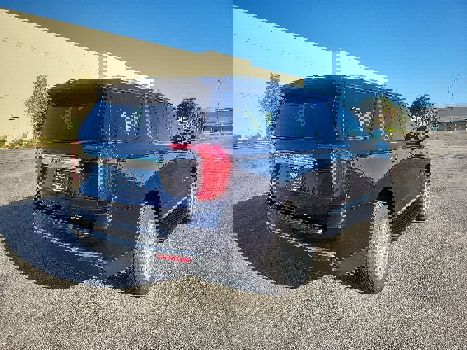 Used 2023 GMC Yukon SLT w/ SLT Luxury Package image 6