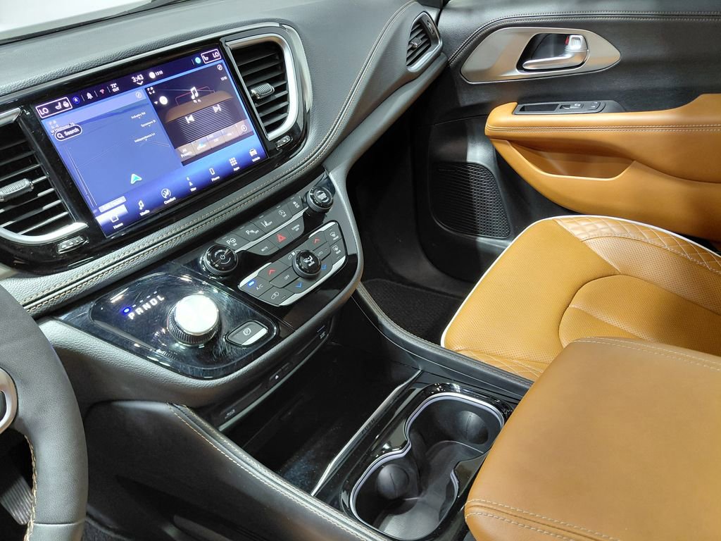 Used 2024 Chrysler Pacifica Pinnacle w/ Trailer Tow Group FWD image 43