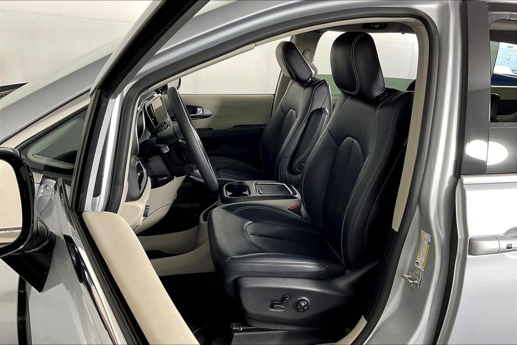 Used 2024 Chrysler Pacifica Touring-L image 35