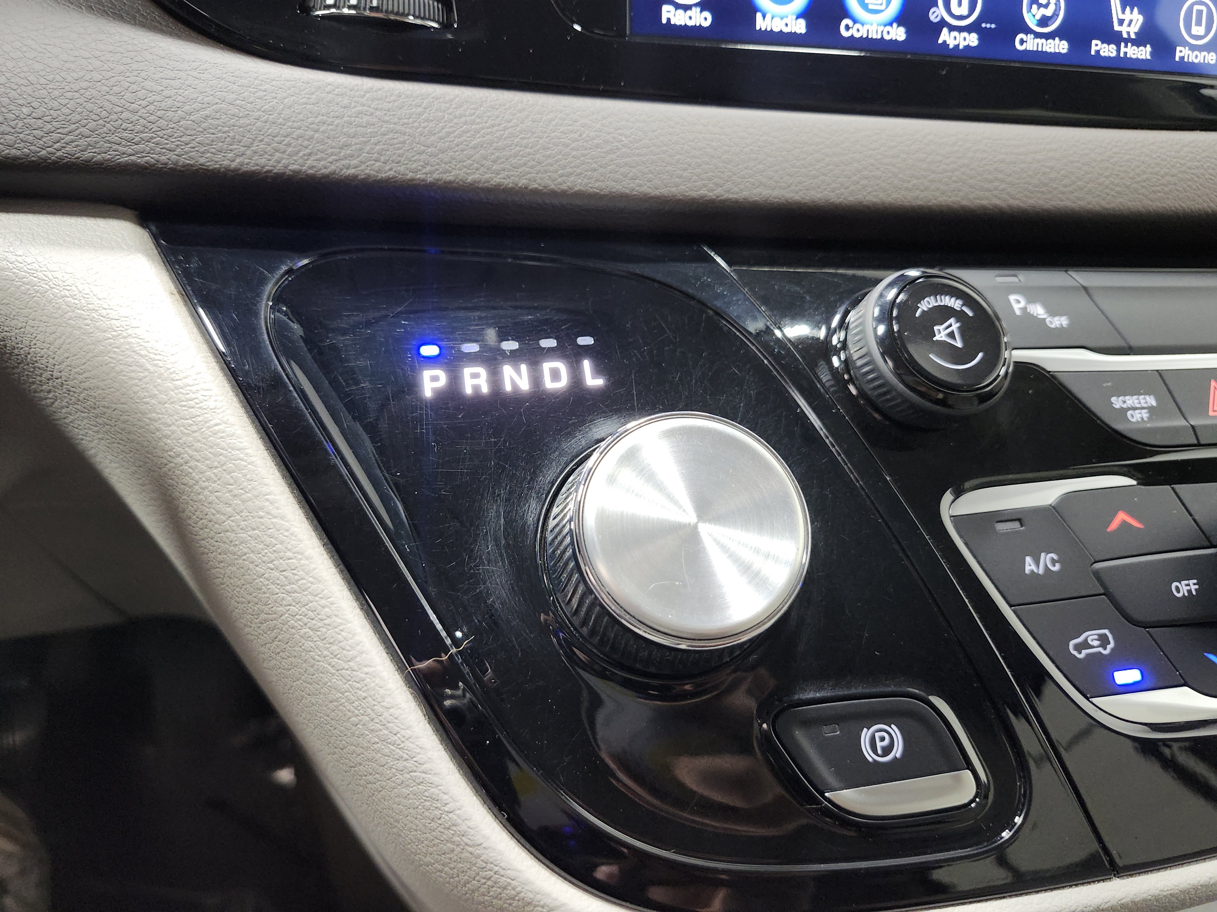 Used 2017 Chrysler Pacifica Touring-L w/ Tire & Wheel Group image 9