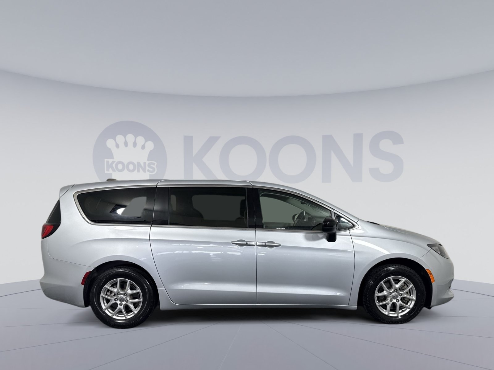 Used 2024 Chrysler Voyager LX FWD image 8