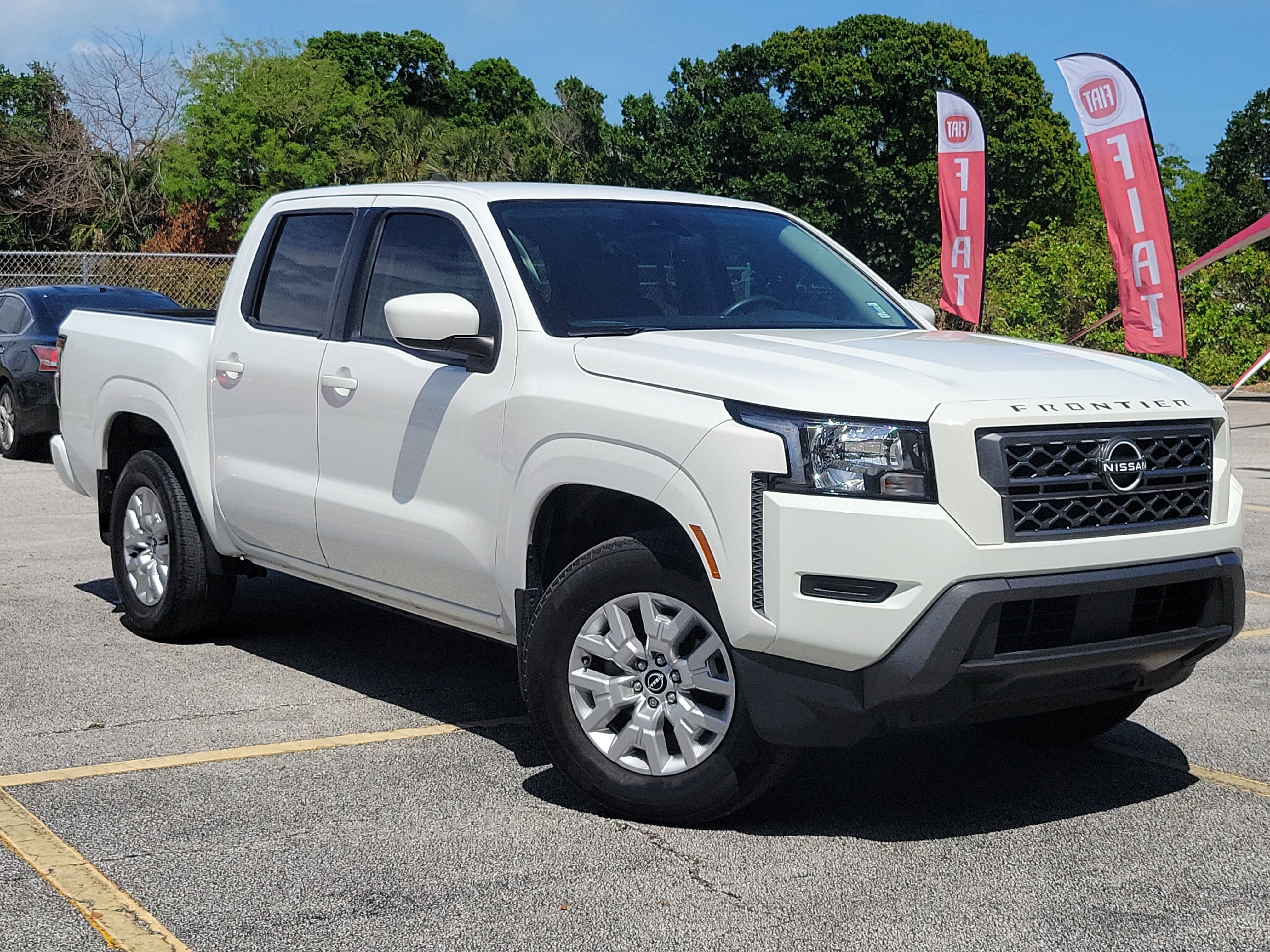 Used 2022 Nissan Frontier SV image 1