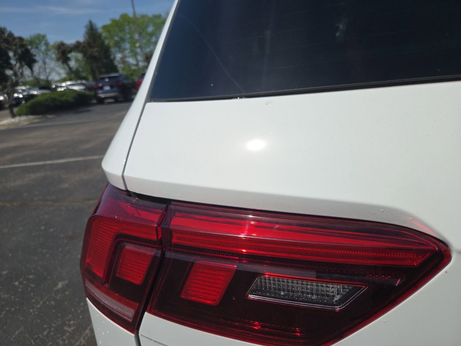 Used 2020 Volkswagen Tiguan SE w/ Panoramic Sunroof Package AWD/4WD image 12