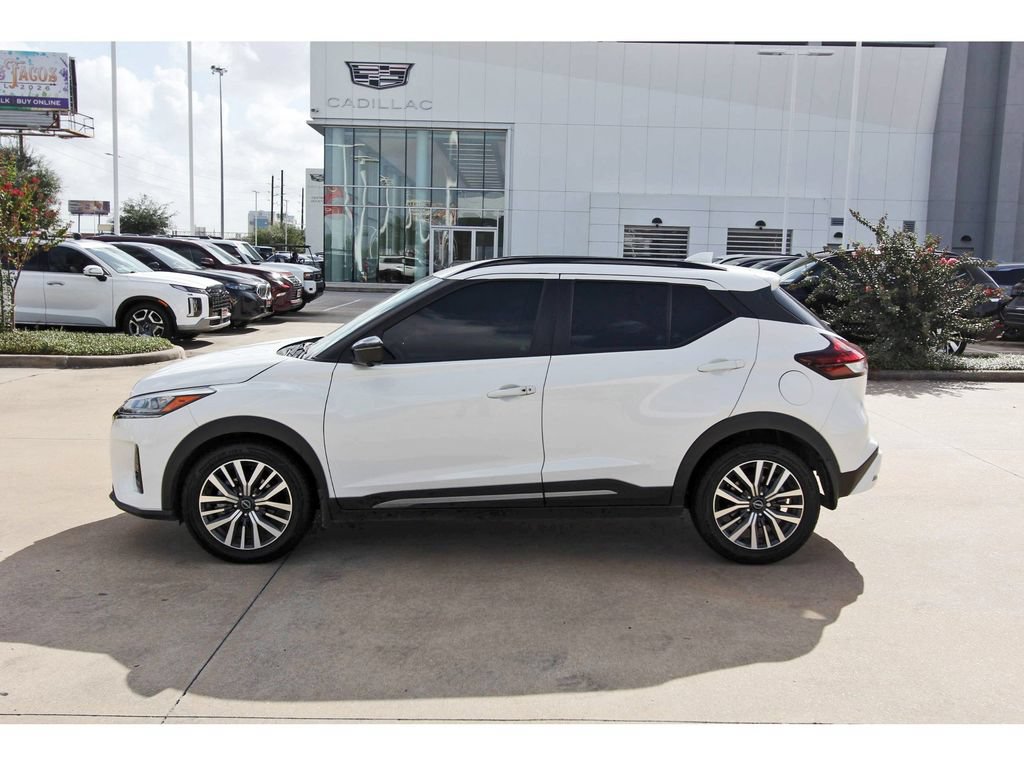 Used 2023 Nissan Kicks SR w/ SR Premium Package FWD image 3