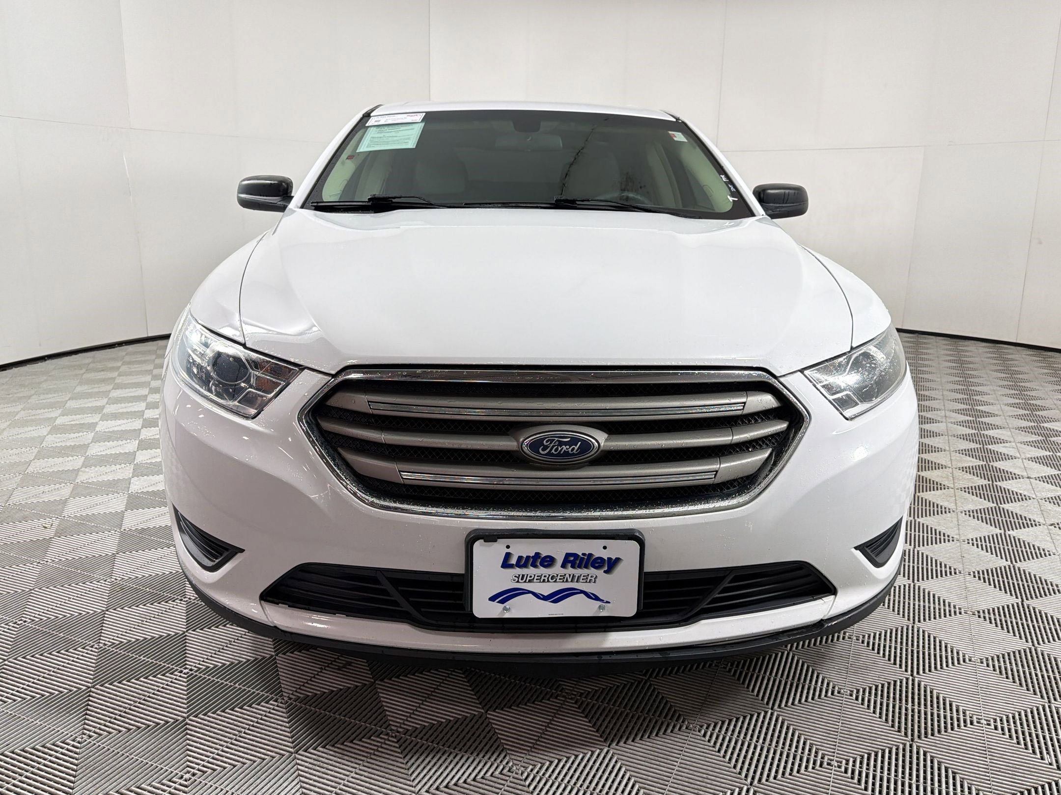 Used 2018 Ford Taurus SE FWD image 6