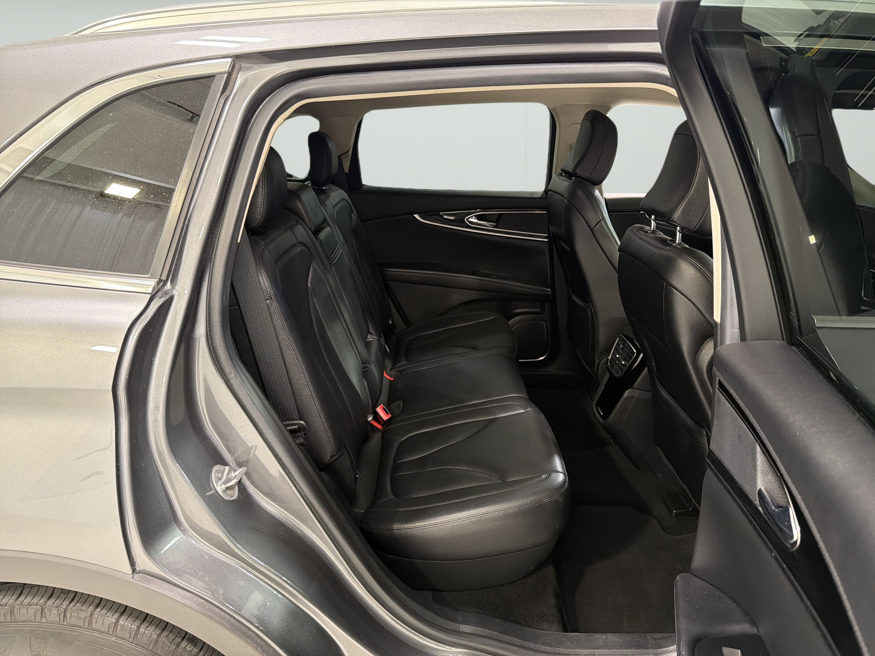 Used 2023 Lincoln Nautilus FWD w/ Premium Package image 11