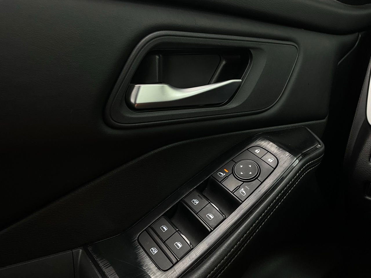 Used 2025 Nissan Rogue SV image 21