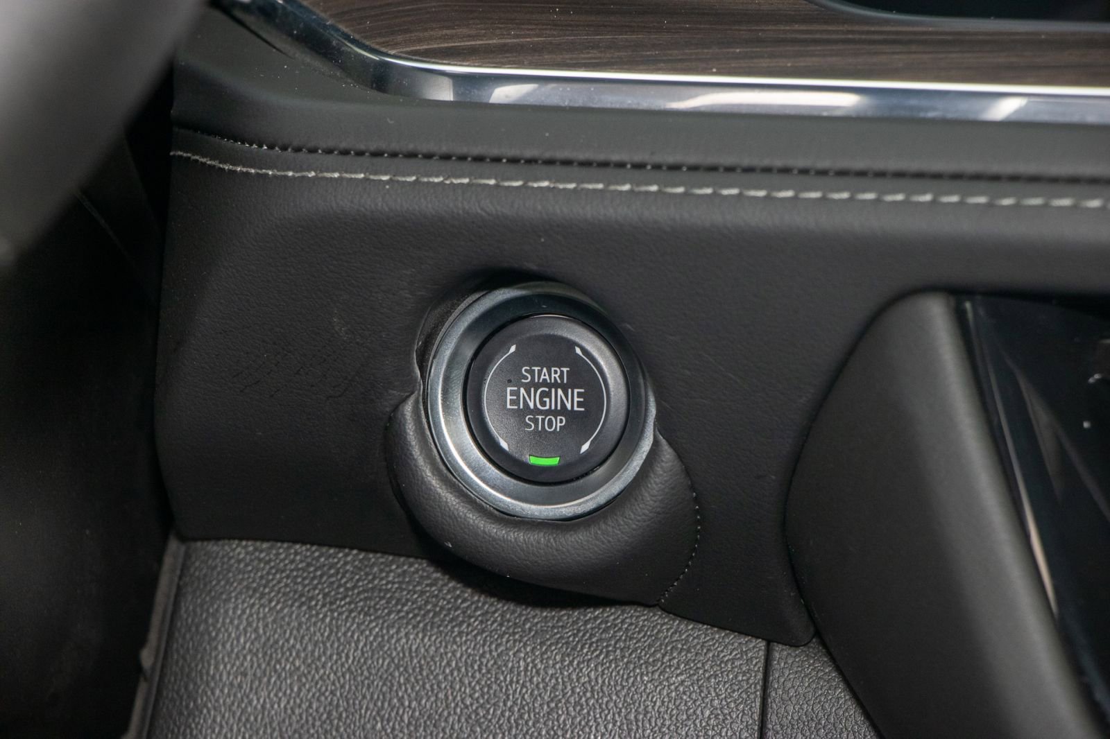 Used 2025 Chevrolet Suburban Z71 image 26