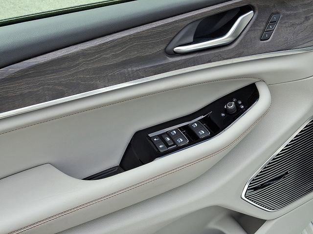 Used 2022 Jeep Grand Cherokee Overland AWD/4WD image 12