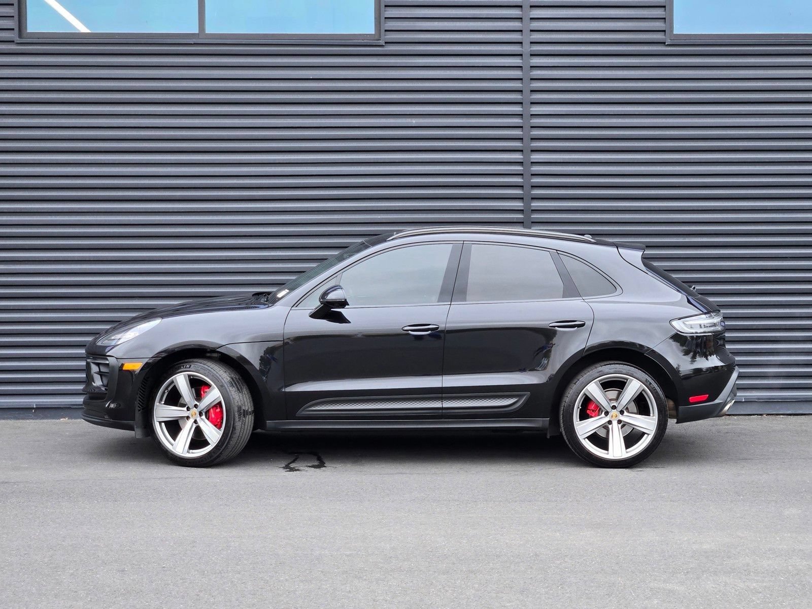 Certified 2024 Porsche Macan S AWD/4WD image 3