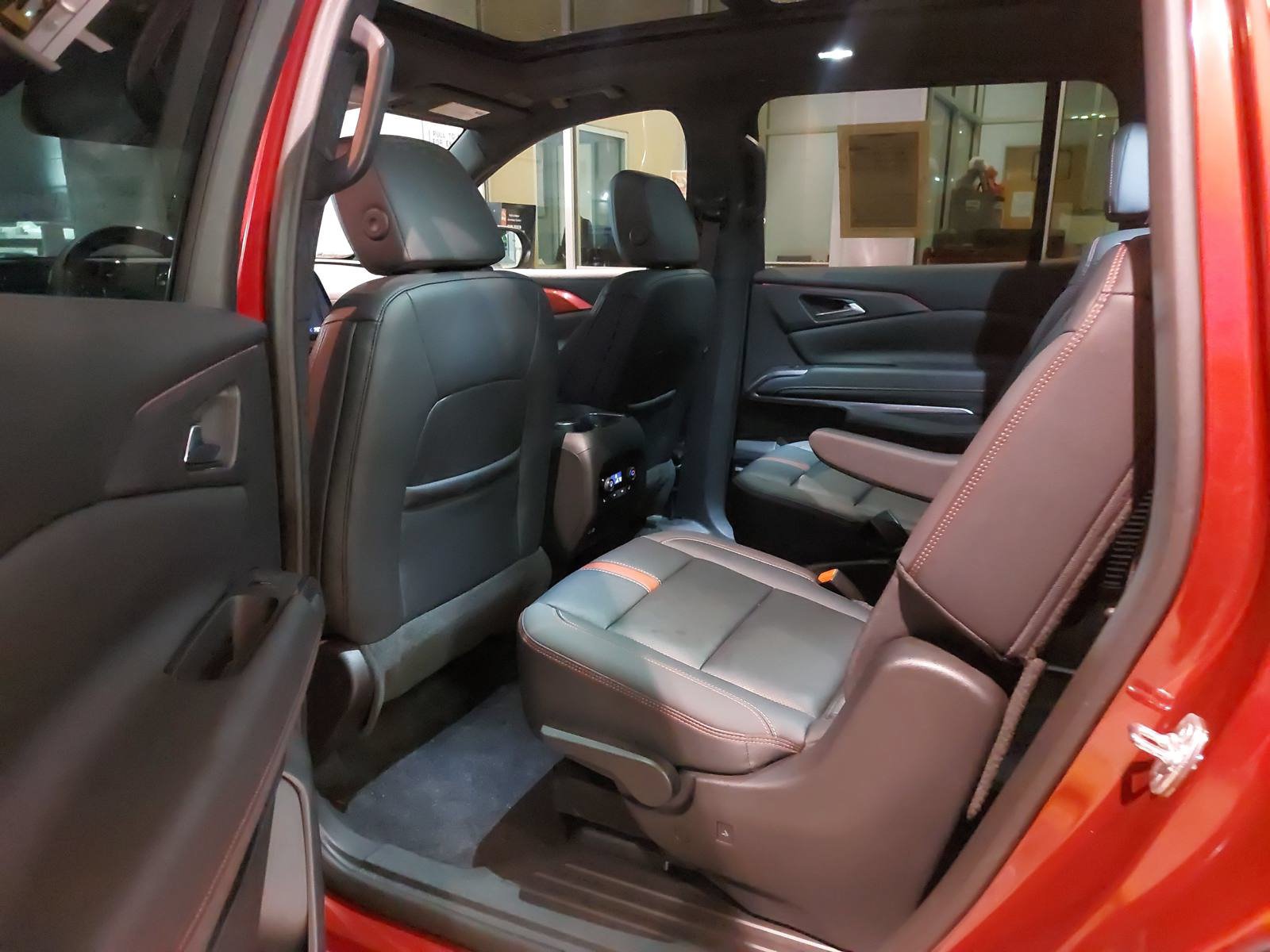 Used 2025 Chevrolet Traverse RS FWD image 13