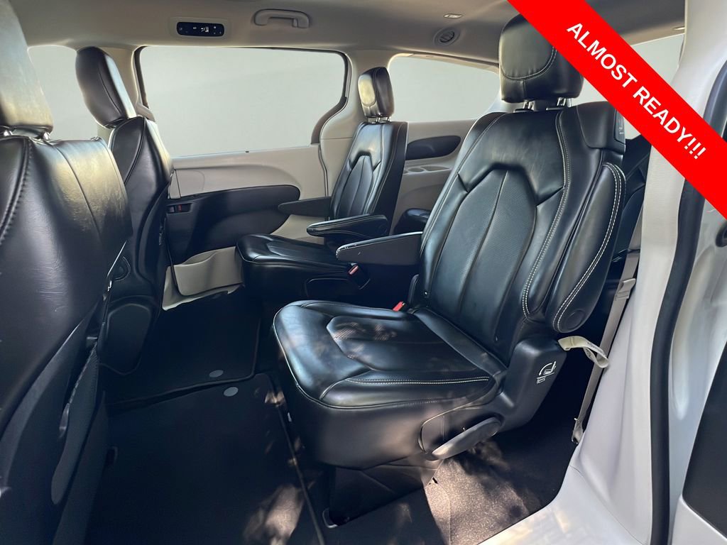 Used 2023 Chrysler Pacifica Touring-L FWD image 14