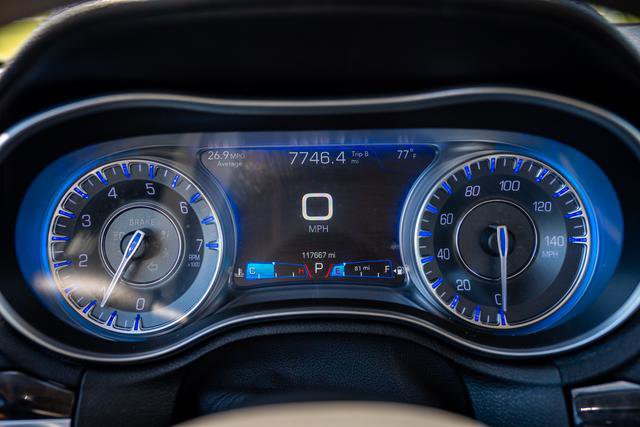 Used 2017 Chrysler 300 C RWD image 10