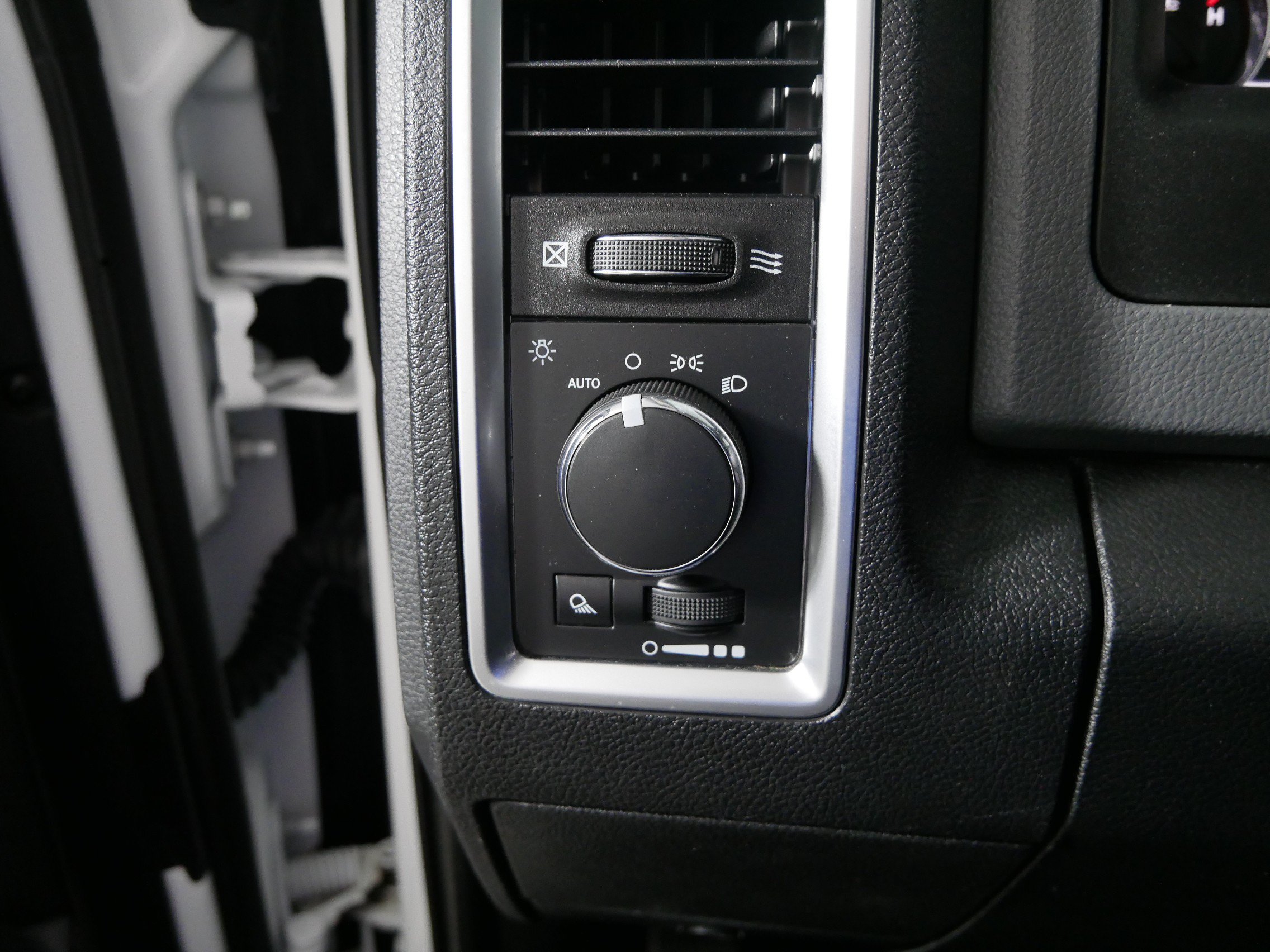 Used 2017 RAM 1500 Classic SLT w/ Luxury Group AWD/4WD image 26