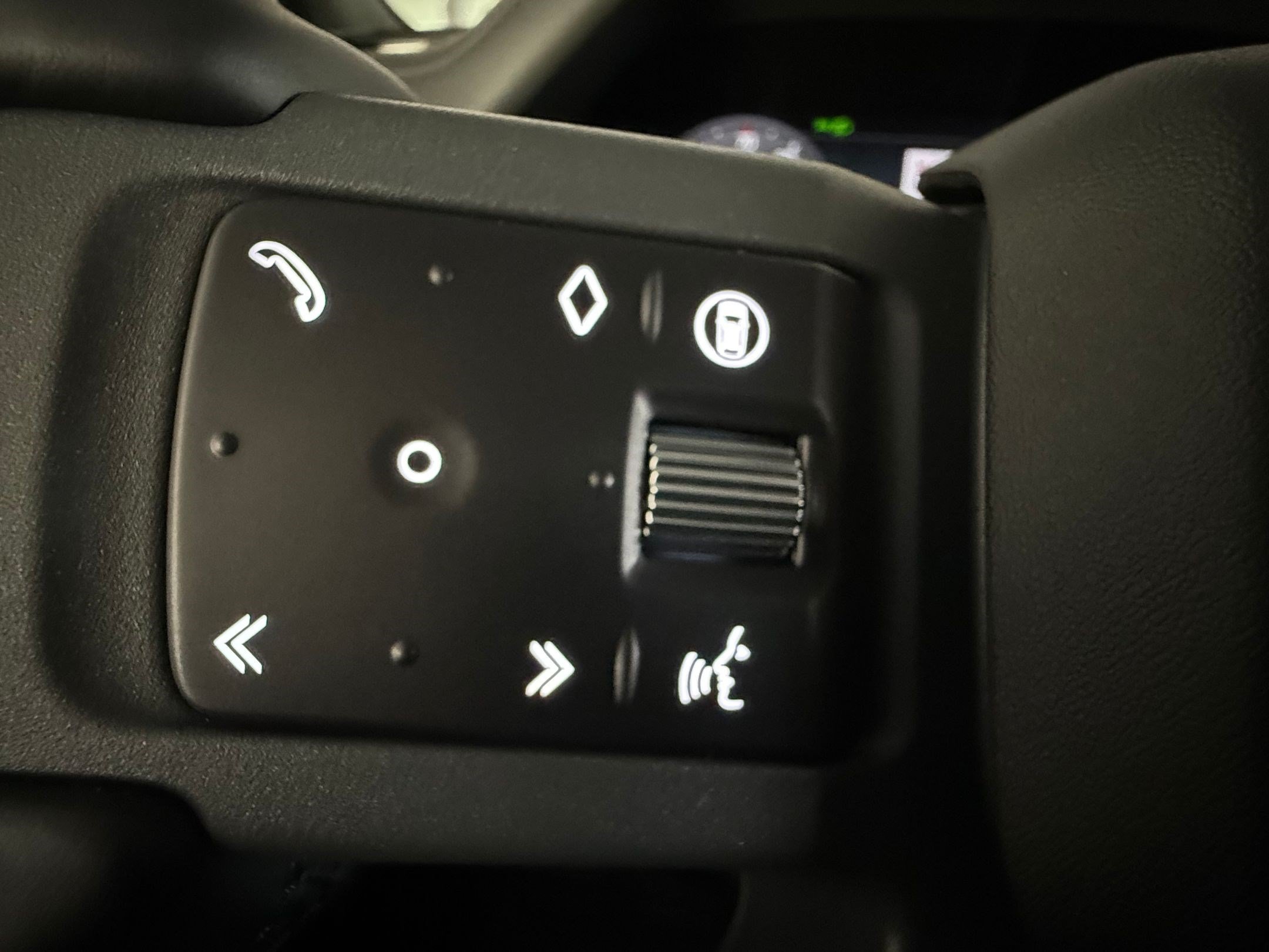 Used 2026 Land Rover Defender 130 X-Dynamic SE AWD/4WD image 17