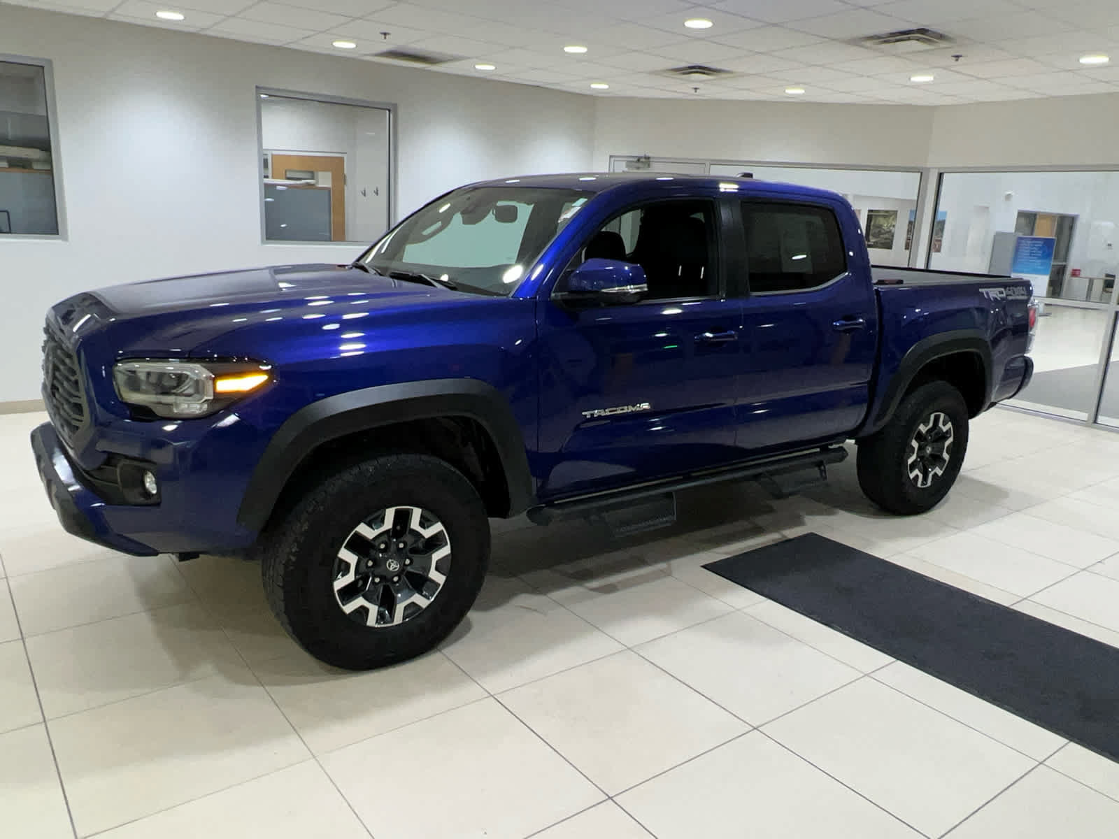 Used 2023 Toyota Tacoma TRD Off-Road w/ TRD Premium Off Road Package AWD/4WD image 4