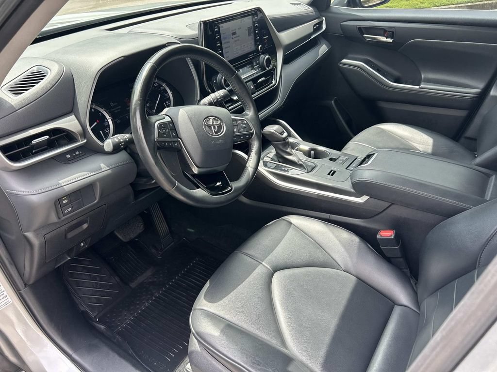 Used 2021 Toyota Highlander XLE FWD image 16
