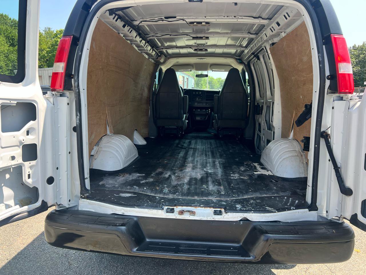 Used 2017 Chevrolet Express 2500 RWD image 14