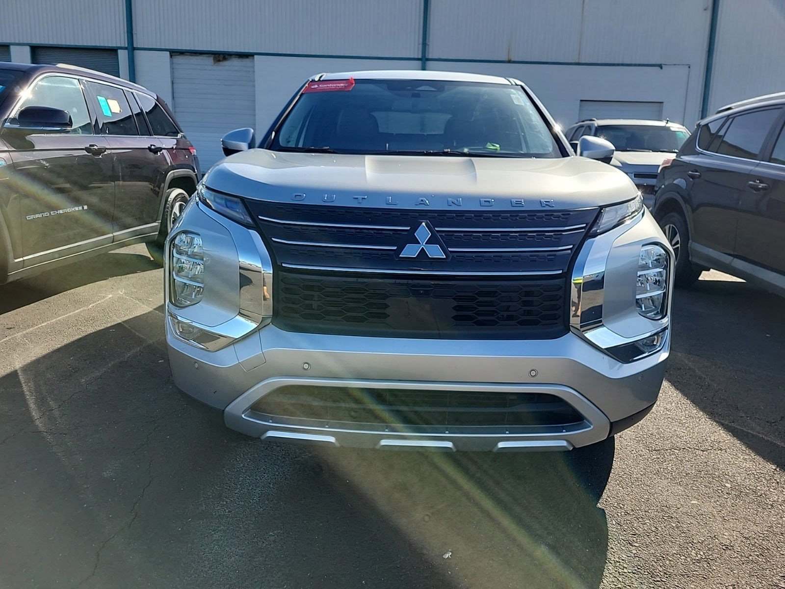 Used 2023 Mitsubishi Outlander SE Black Edition FWD image 2