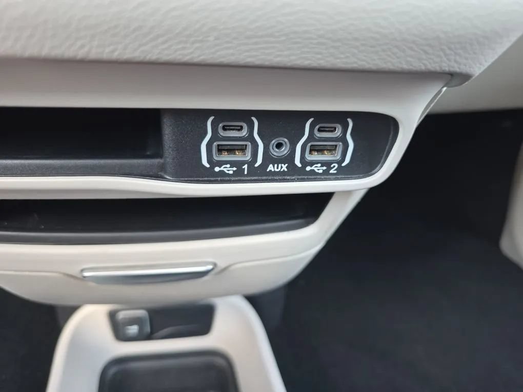 Used 2023 Chrysler Pacifica Touring-L FWD image 33