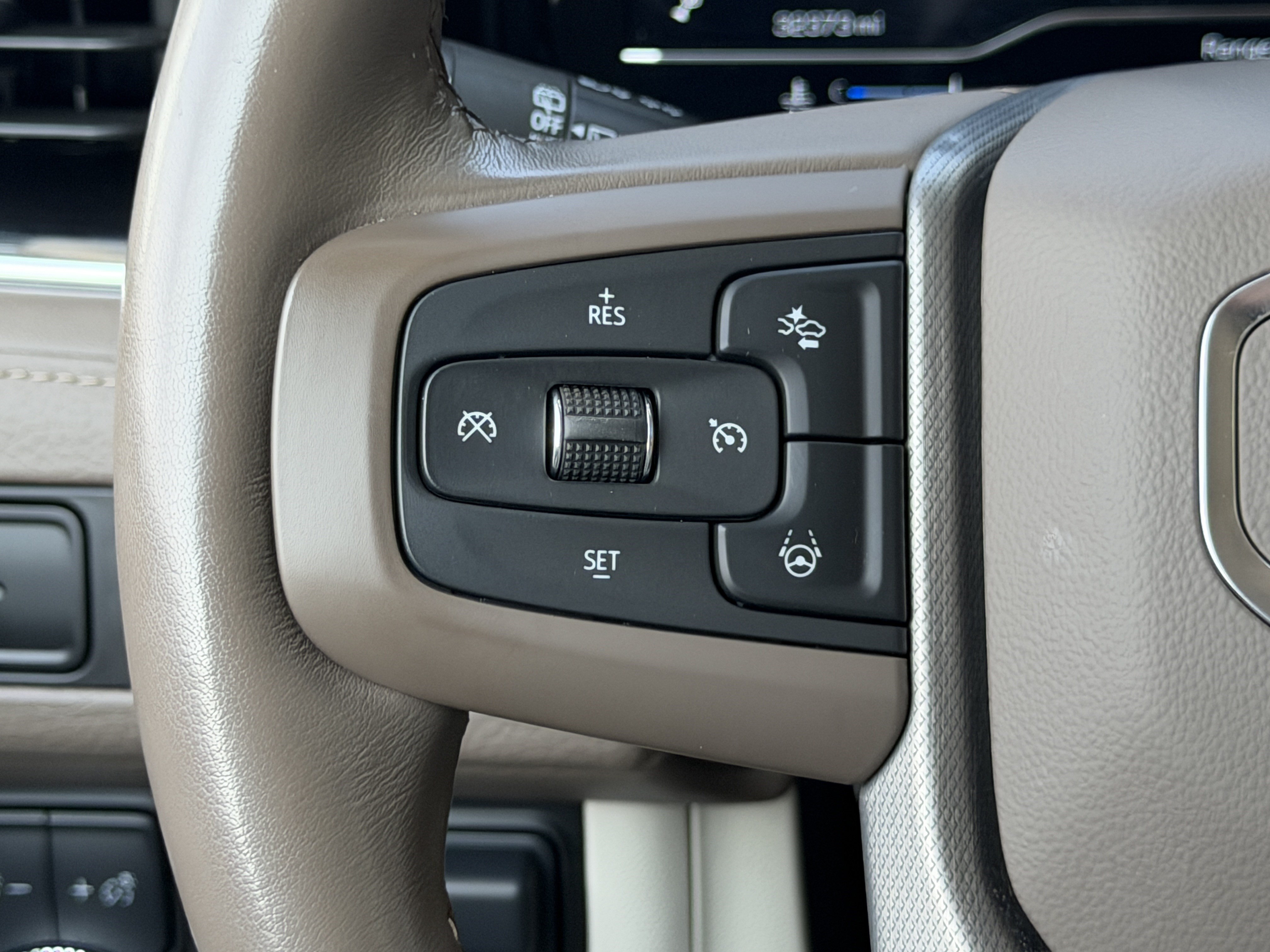 Used 2024 GMC Yukon Denali w/ Denali Reserve Package RWD image 32