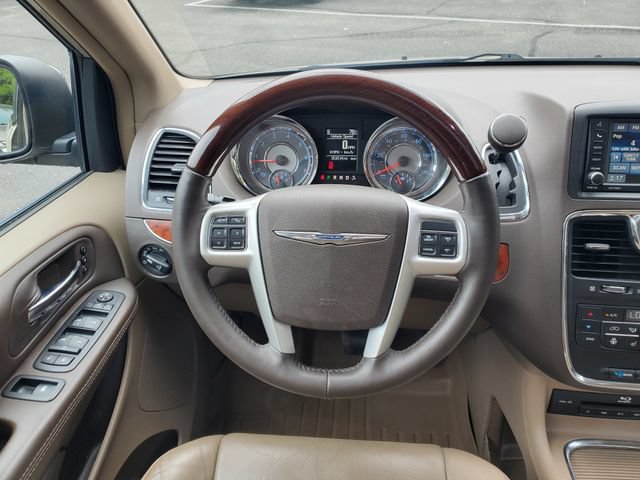 Used 2015 Chrysler Town & Country Limited Platinum FWD image 16