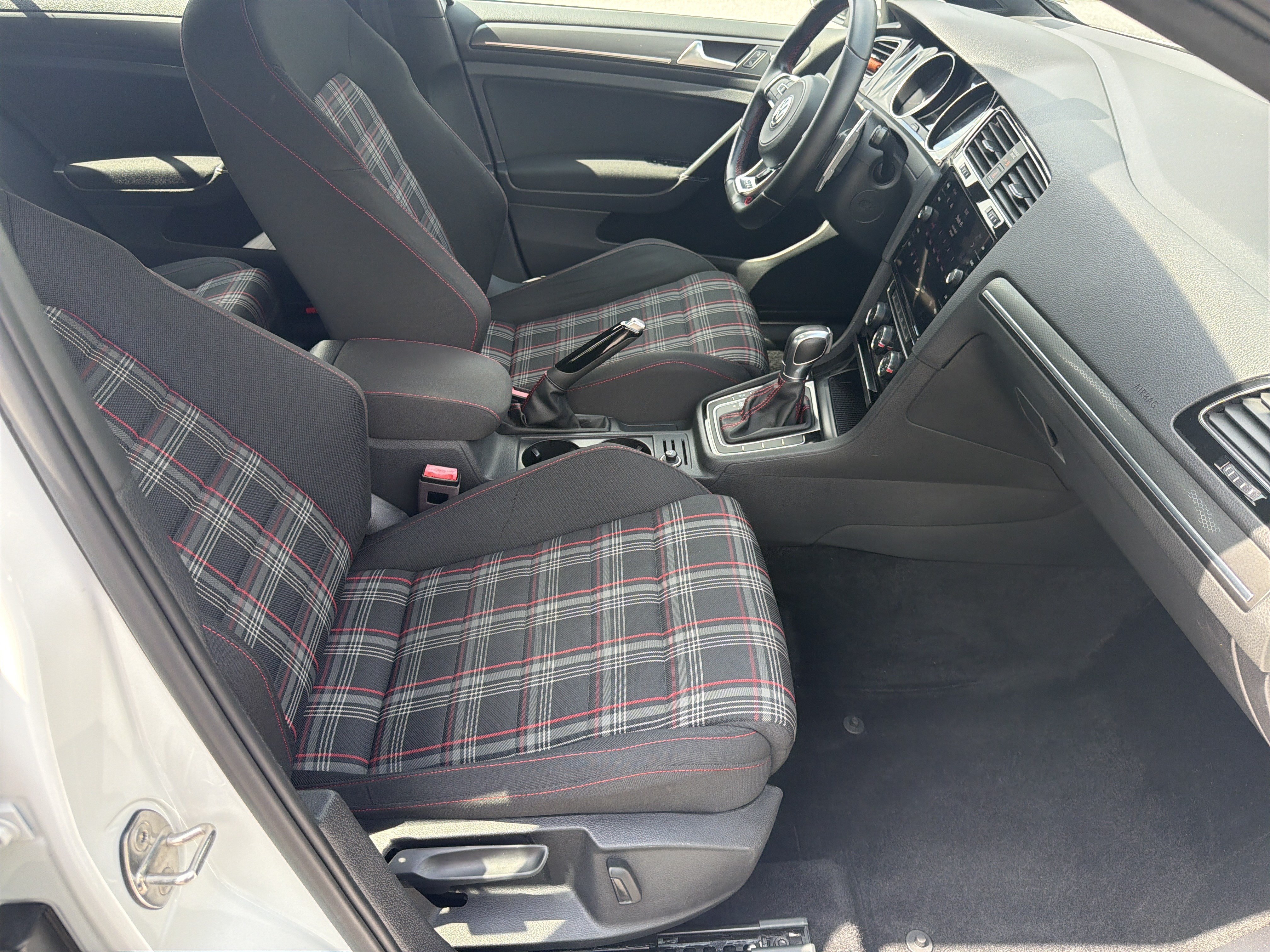 Used 2018 Volkswagen GTI SE FWD image 16