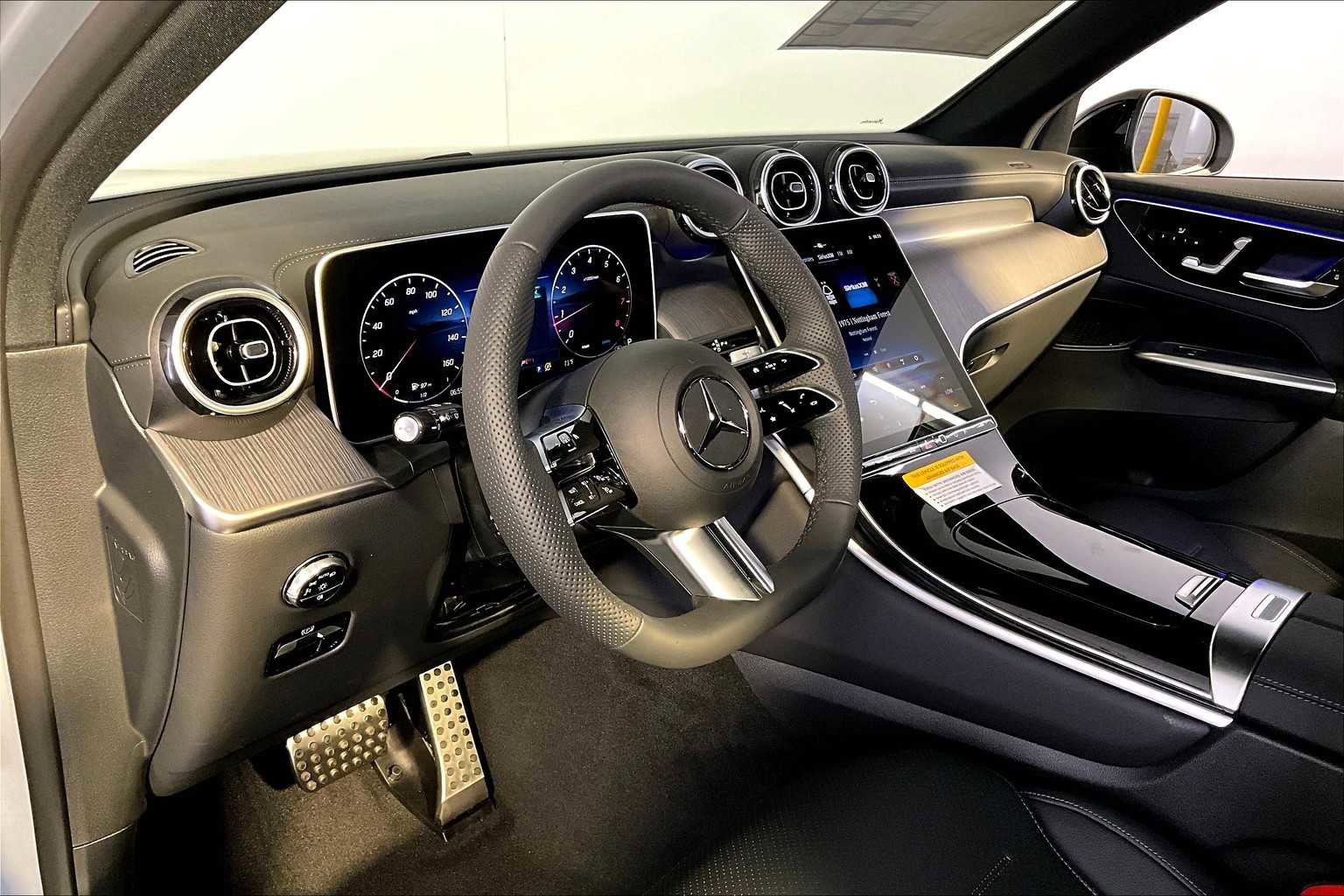 Used 2025 Mercedes-Benz GLC 300 4MATIC image 9