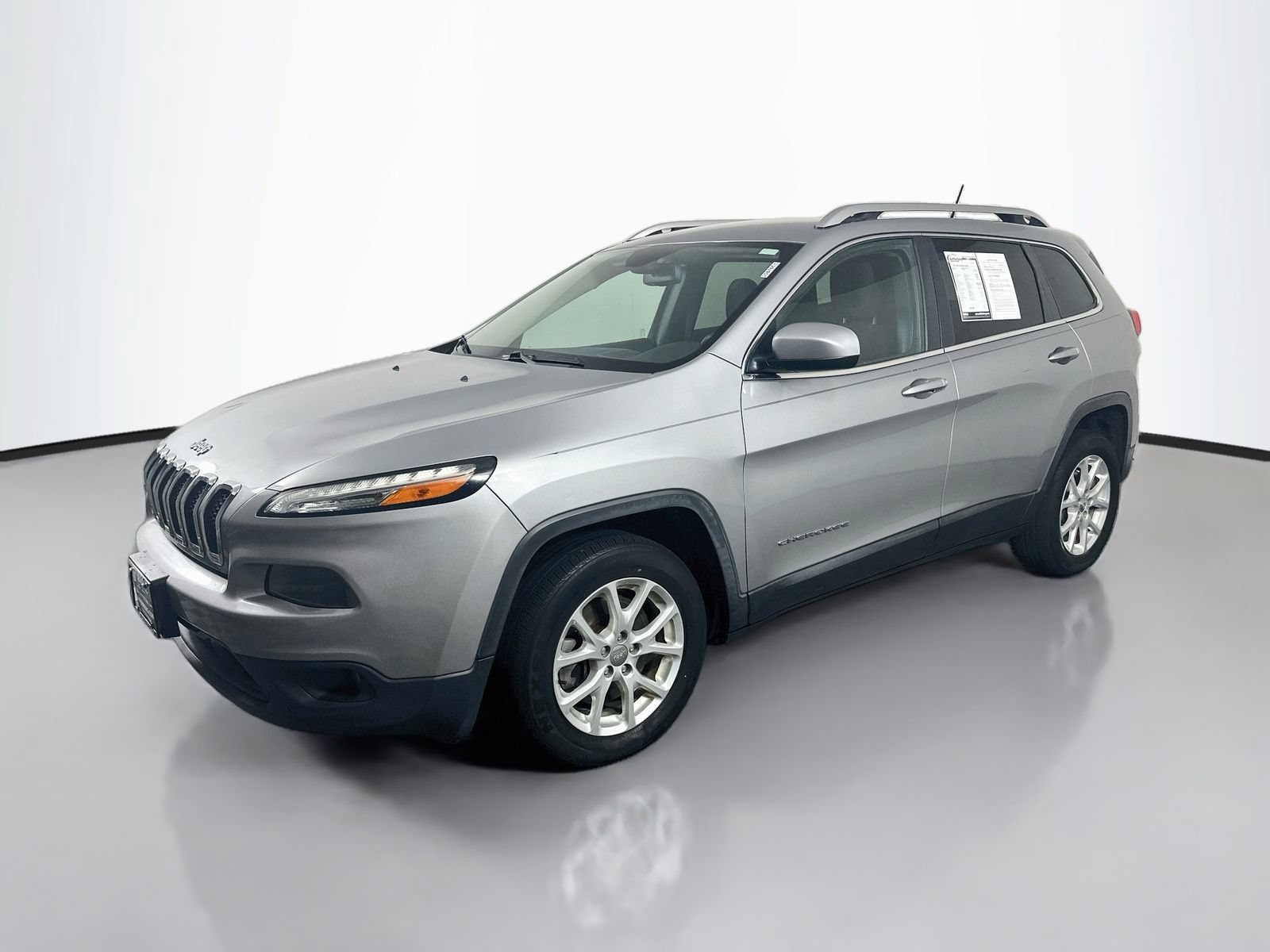 Used 2015 Jeep Cherokee Latitude w/ Cold Weather Group FWD image 3