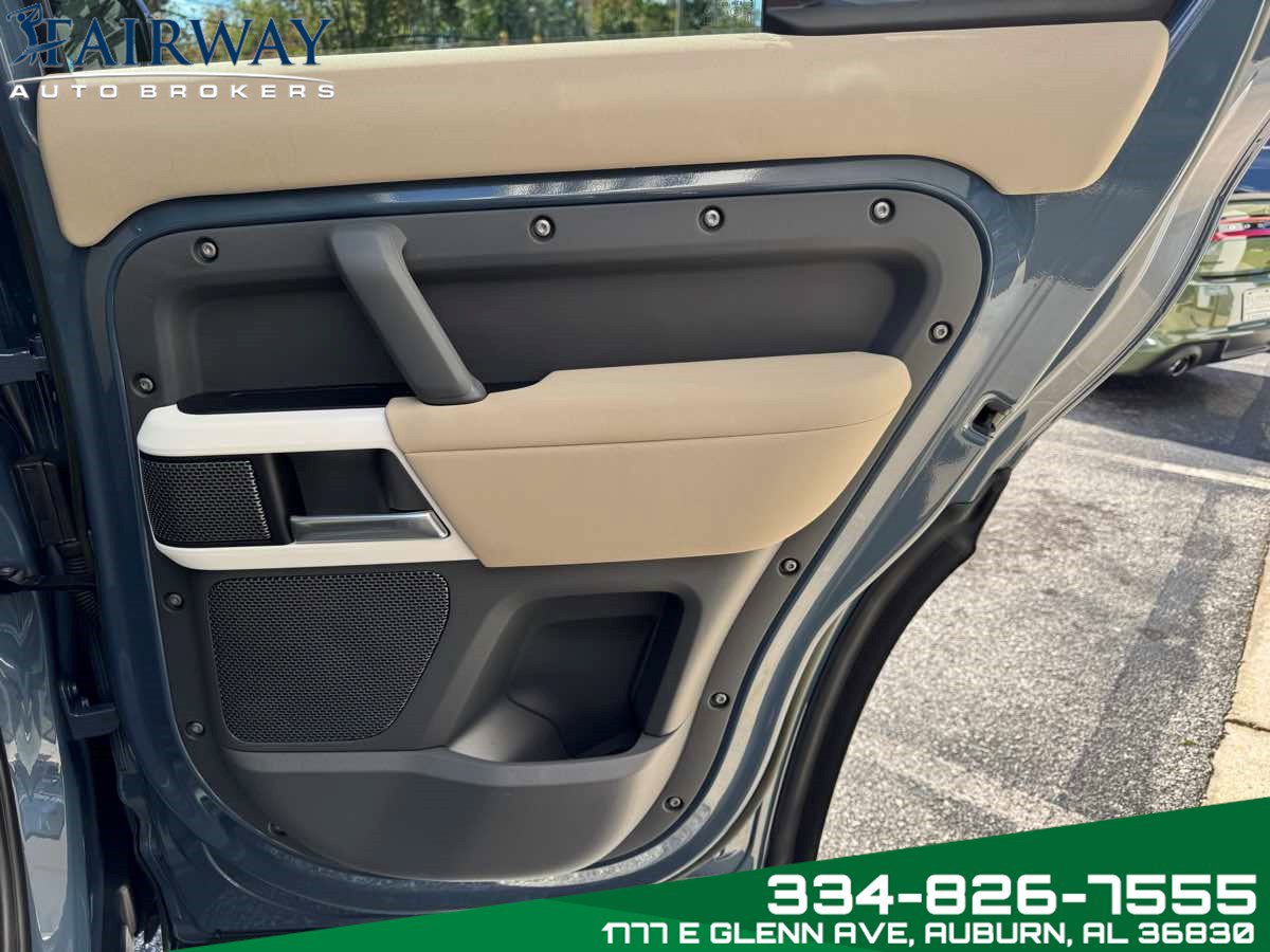 Used 2023 Land Rover Defender 110 SE image 32