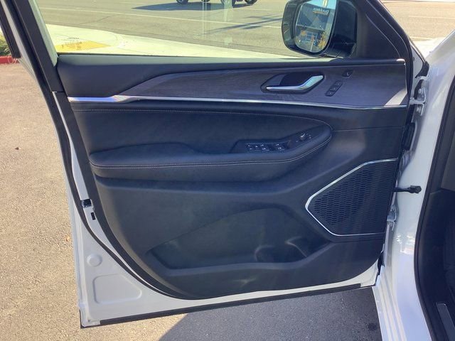 New 2025 Jeep Grand Cherokee Overland w/ Luxury Tech Group IV image 9