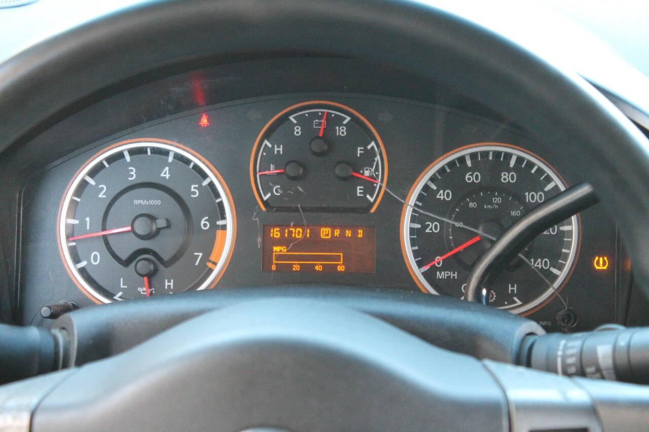 Used 2010 Nissan Titan SE RWD image 31