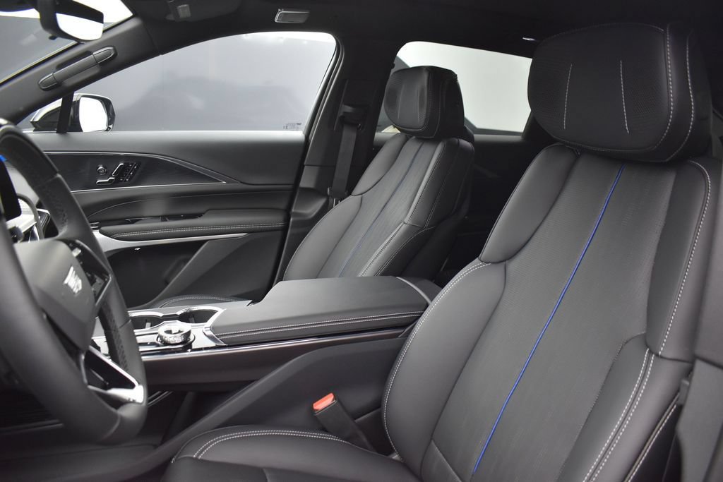 New 2026 Cadillac Lyriq Signature Sport w/ LPO, Floor Liner Package AWD/4WD image 9