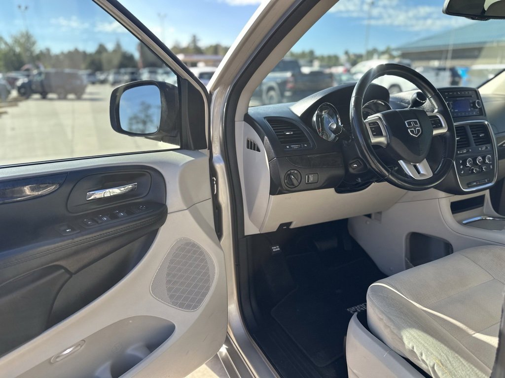 Used 2014 Dodge Grand Caravan SXT w/ UConnect Hands-Free Group image 13
