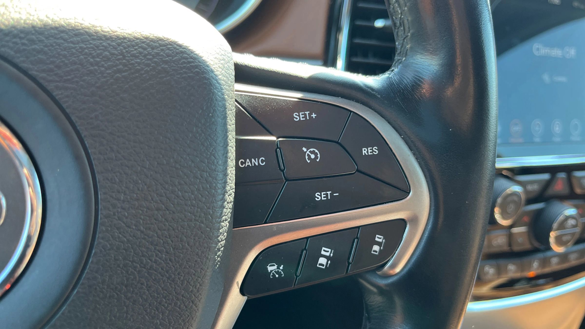 Used 2020 Jeep Grand Cherokee Overland AWD/4WD image 27