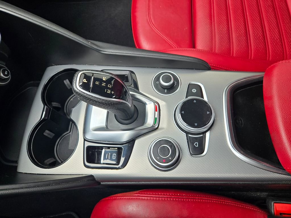 Used 2024 Alfa Romeo Giulia Veloce AWD/4WD image 28