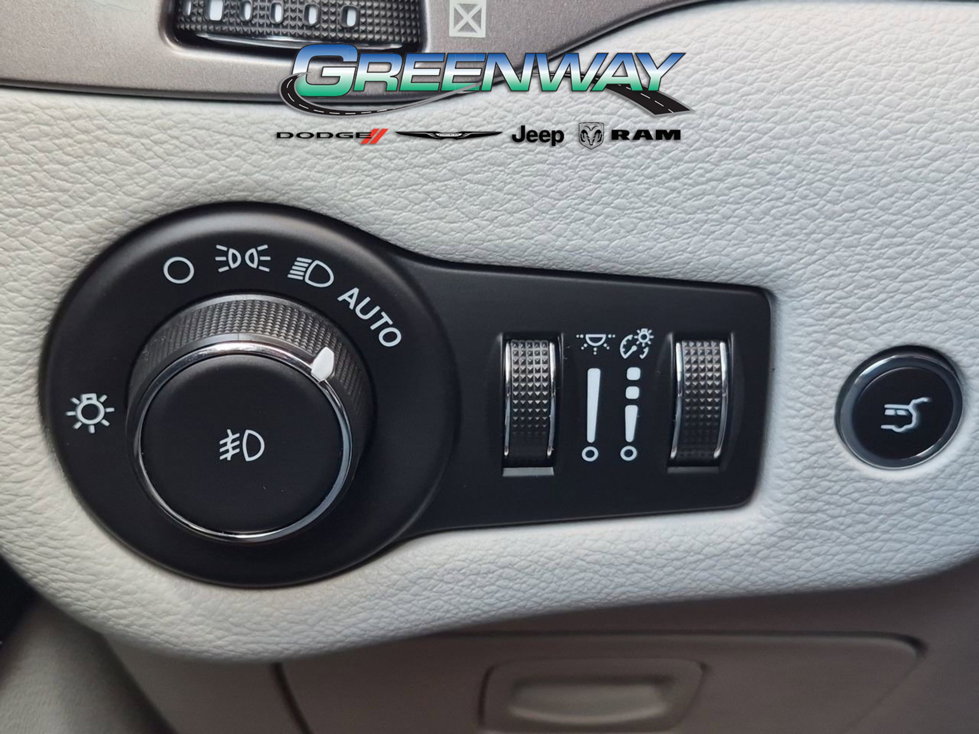 Used 2020 Jeep Cherokee Latitude Plus w/ Comfort/Convenience Group FWD image 12