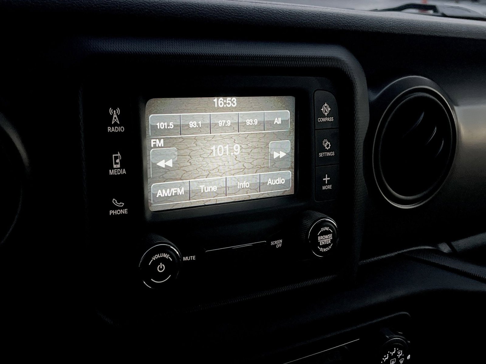 Used 2019 Jeep Wrangler Sport image 18