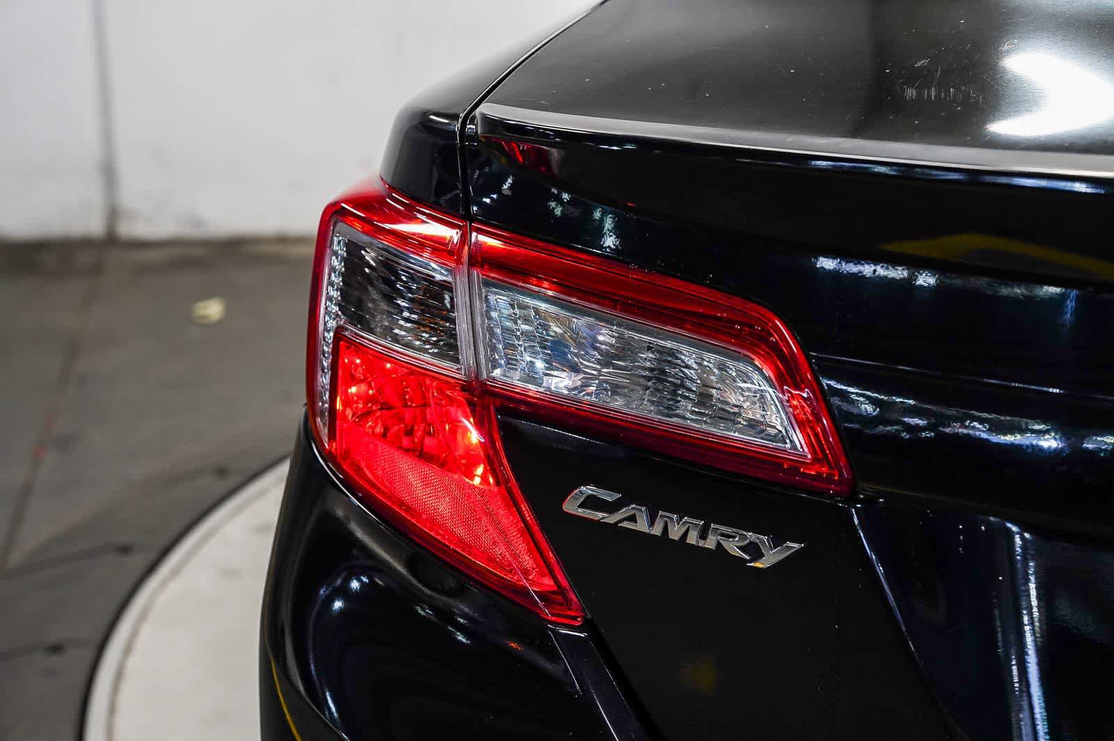 Used 2012 Toyota Camry SE FWD image 11