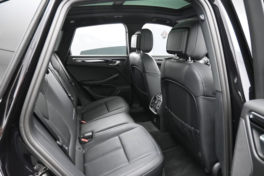 Certified 2024 Porsche Macan AWD/4WD image 27