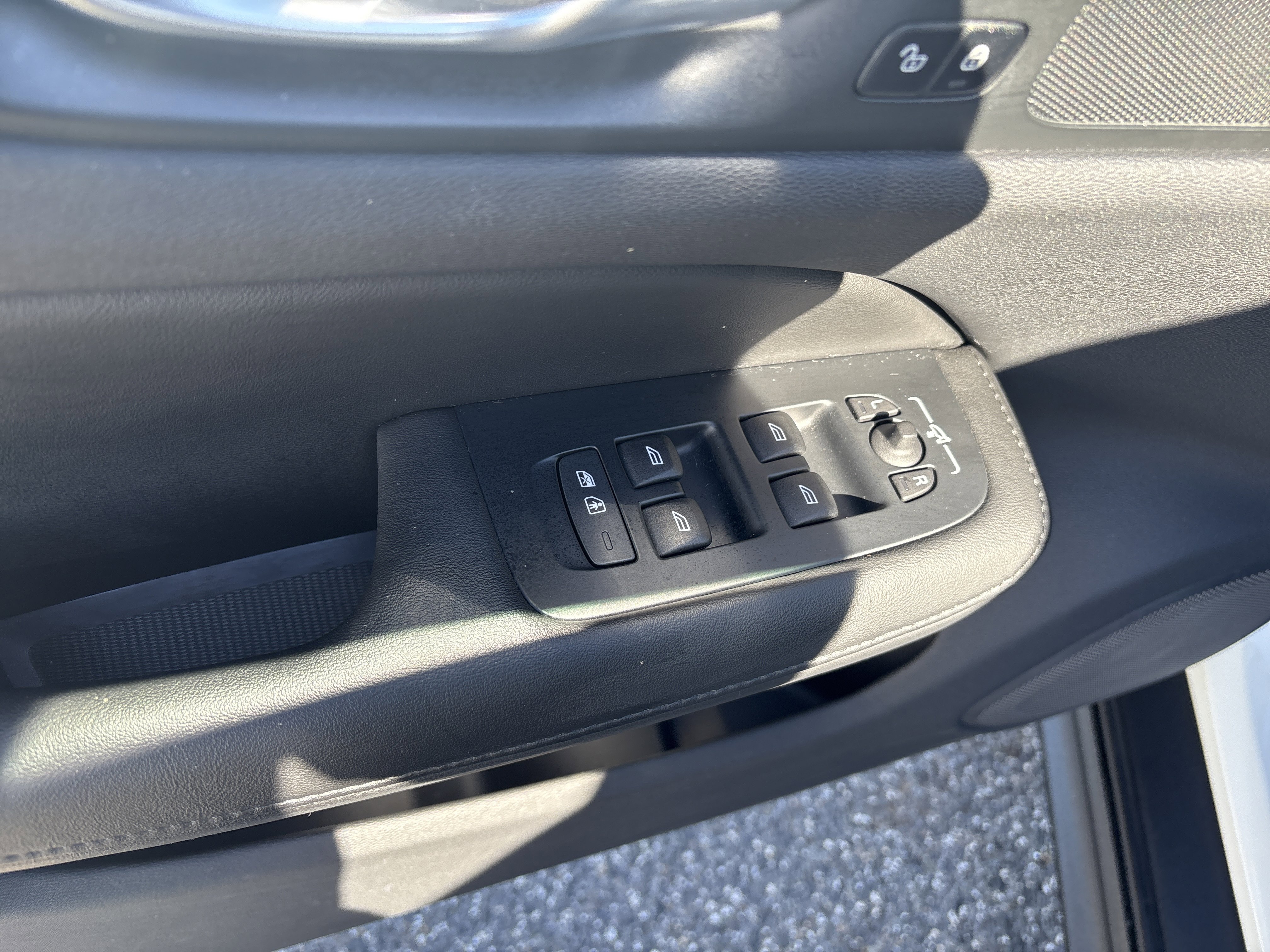 Certified 2025 Volvo V60 B5 Cross Country Plus image 6