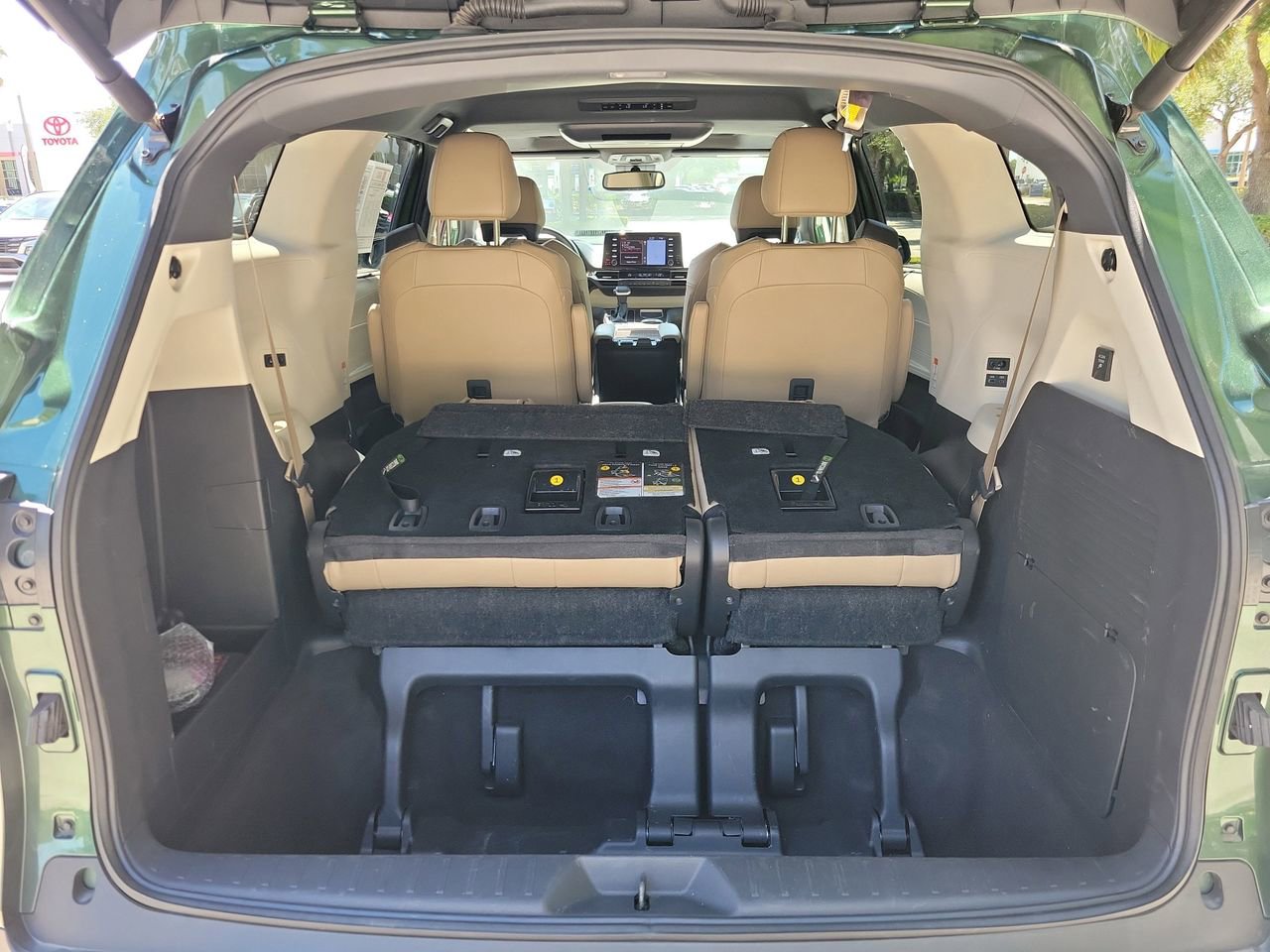 Used 2024 Toyota Sienna XLE AWD/4WD image 9