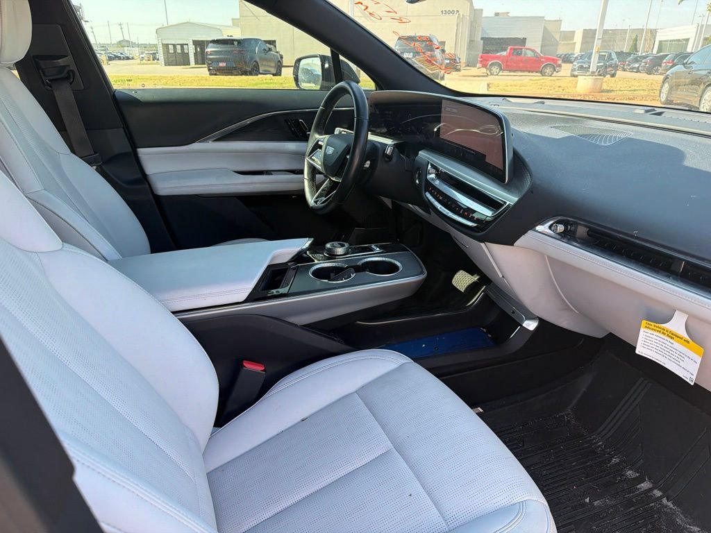 Used 2024 Cadillac Lyriq Luxury AWD/4WD image 9