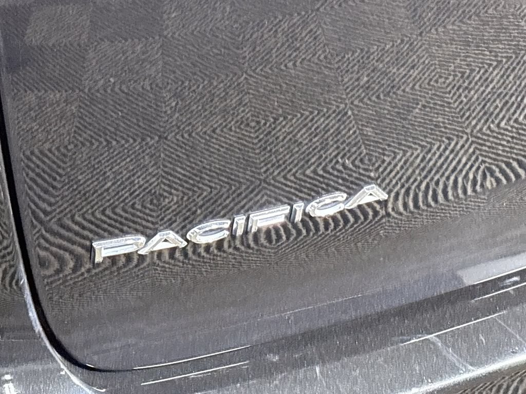 Used 2023 Chrysler Pacifica Touring-L FWD image 22