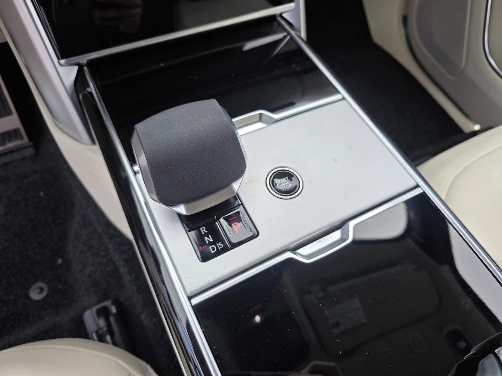 New 2026 Land Rover Range Rover SE image 17